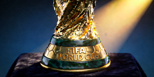 足球世界杯奖杯在灯光下闪耀